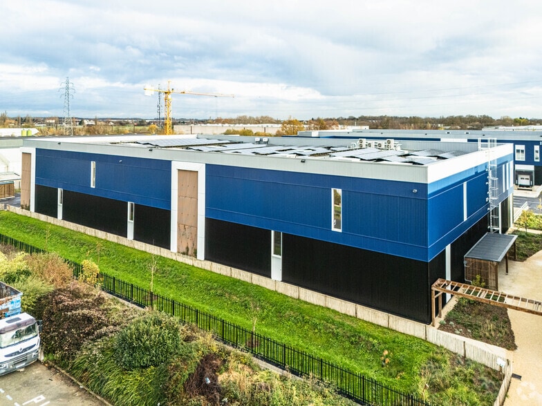 Local d’activités dans Moissy-Cramayel à louer - Photo de l’immeuble – Image 2 sur 4