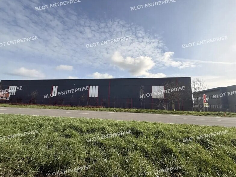 Local d’activités dans Noyal-Châtillon-sur-Seiche à louer - Photo de l’immeuble – Image 3 sur 12