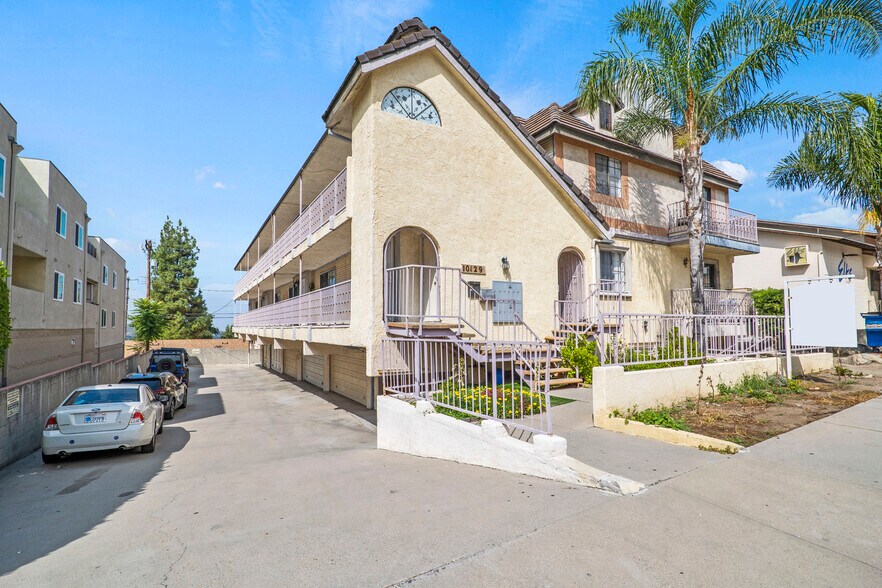10129 Commerce Ave, Tujunga, CA à vendre - Photo de l’immeuble – Image 3 sur 11