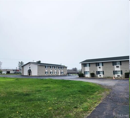 2702 N Stephenson Ave, Iron Mountain, MI à vendre - Photo de l’immeuble – Image 2 sur 20