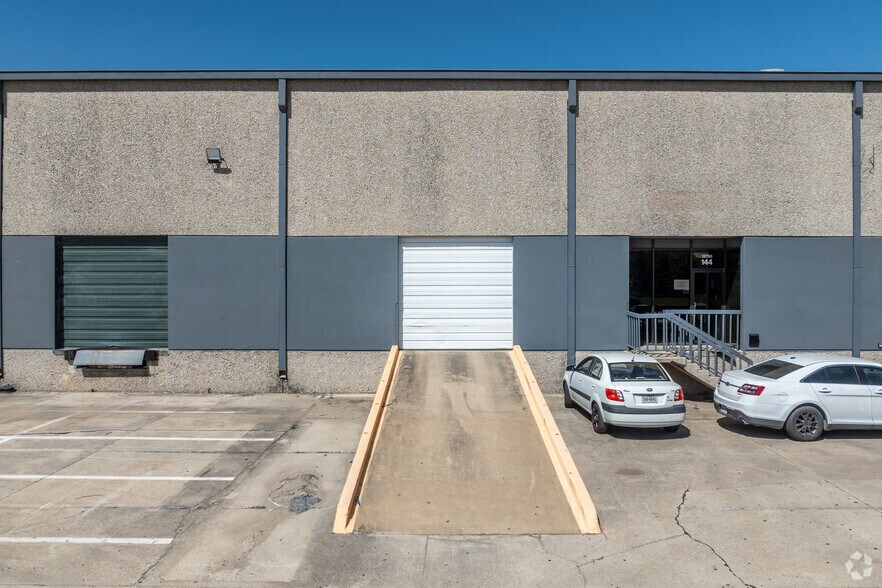 12750 Perimeter Dr, Dallas, TX à louer - Photo de l’immeuble – Image 3 sur 6