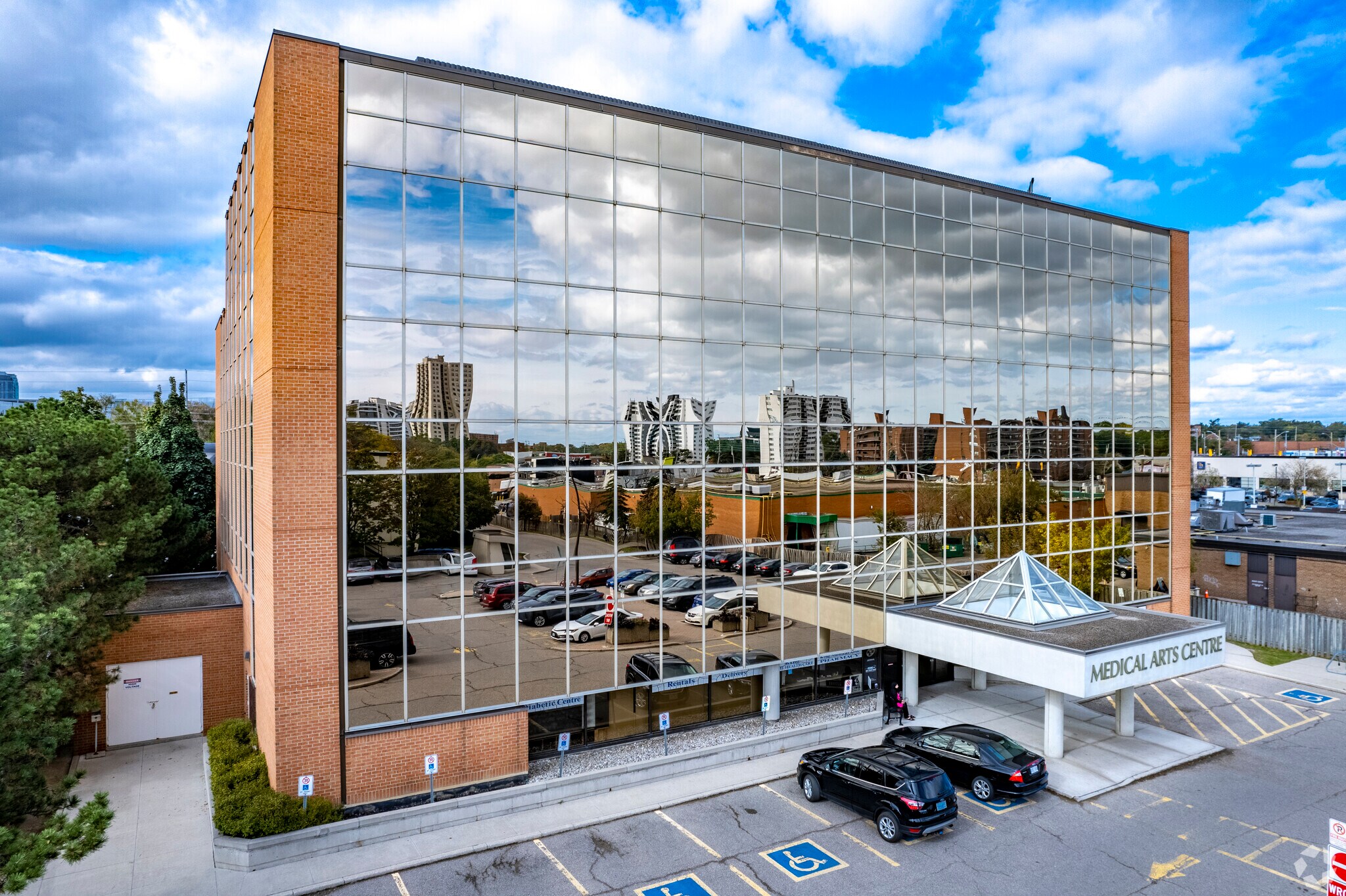 71 King St W, Mississauga, ON à louer Photo de l’immeuble– Image 1 sur 5
