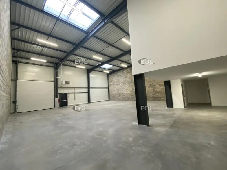 Local d’activités dans Grigny à louer - Photo intérieure – Image 2 sur 3