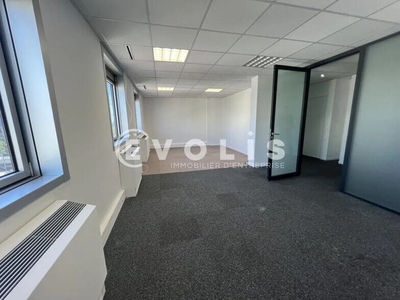 Bureau dans Noisy-le-Grand à louer - Photo de l’immeuble – Image 2 sur 8