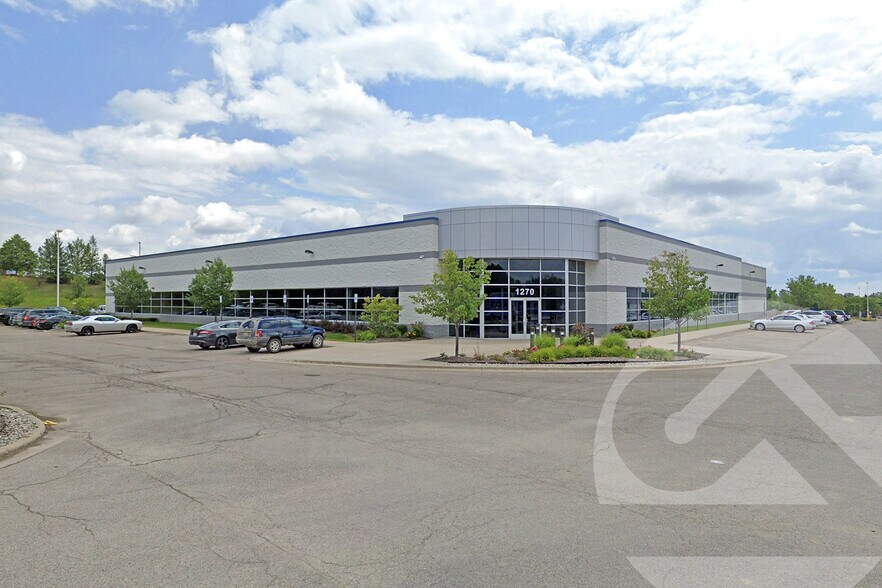 1270 Pacific Dr, Auburn Hills, MI à louer - Photo principale – Image 1 sur 1