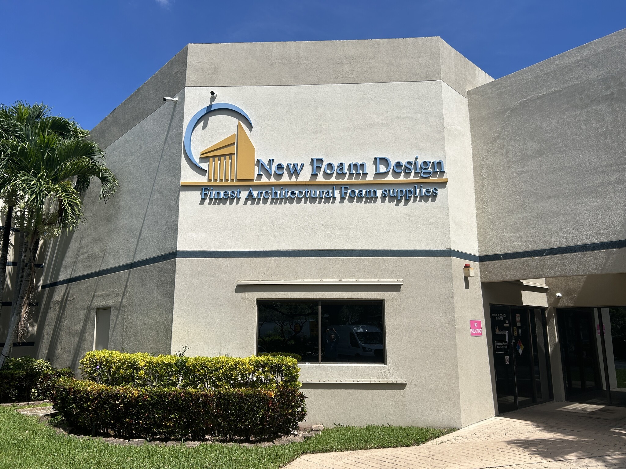 2301 NW 33rd Ct, Pompano Beach, FL à louer Photo de l’immeuble– Image 1 sur 12