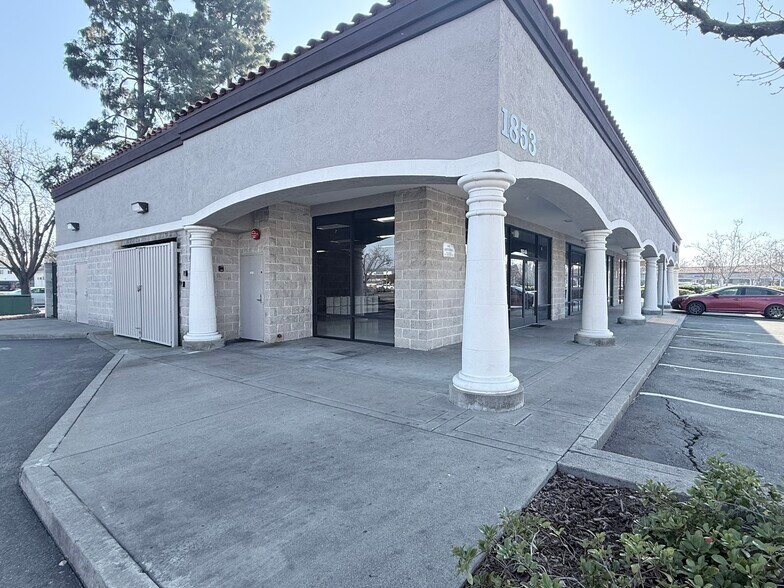 1701-1991 Monument Blvd, Concord, CA à louer - Photo de l’immeuble – Image 2 sur 10