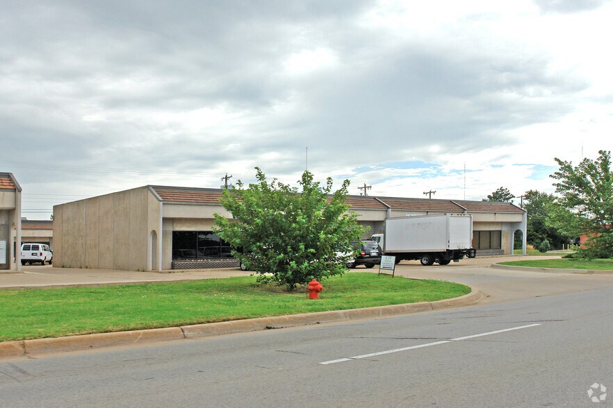 241 W Wilshire Blvd, Oklahoma City, OK à louer - Photo principale – Image 1 sur 5