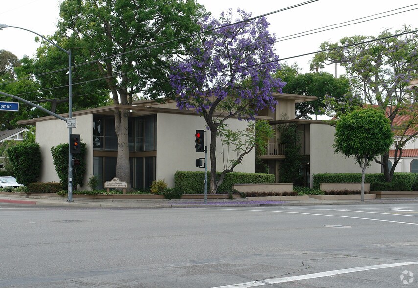 850 E Chapman Ave, Orange, CA à louer - Photo de l’immeuble – Image 2 sur 36