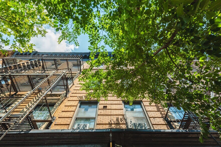 555 Gates Ave, Brooklyn, NY à vendre - Photo de l’immeuble – Image 2 sur 39