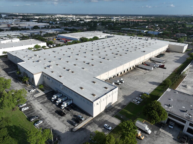 10005 NW 21st St, Doral, FL à louer - Photo de l’immeuble – Image 3 sur 8