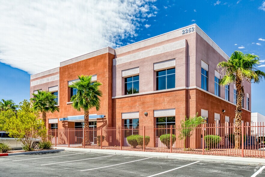 2252 Pama Ln, Las Vegas, NV à louer - Photo principale – Image 1 sur 22