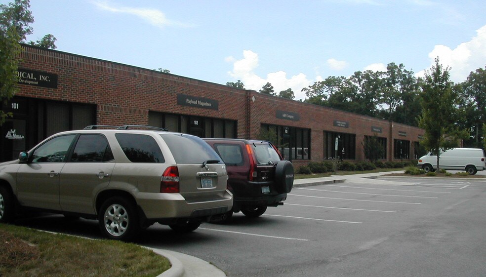 400 Dominion Dr, Morrisville, NC à louer - Photo de l’immeuble – Image 2 sur 3