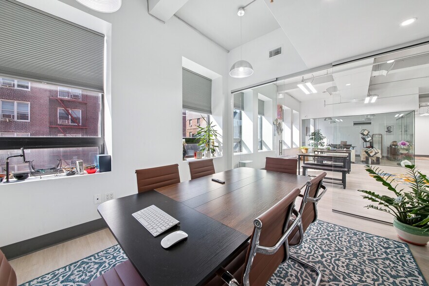 74-09 37th Ave, Jackson Heights, NY à louer - Photo de l’immeuble – Image 3 sur 12