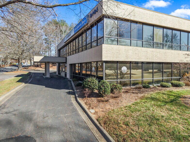 8064 North Point Blvd, Winston-Salem, NC à louer - Photo de l’immeuble – Image 2 sur 4