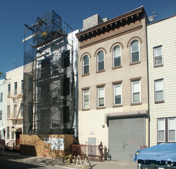 52-54 Diamond St, Brooklyn, NY à louer - Photo principale – Image 1 sur 7