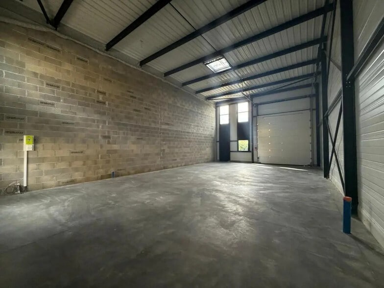 Industriel/Logistique dans Montagnat à louer - Photo de l’immeuble – Image 1 sur 4