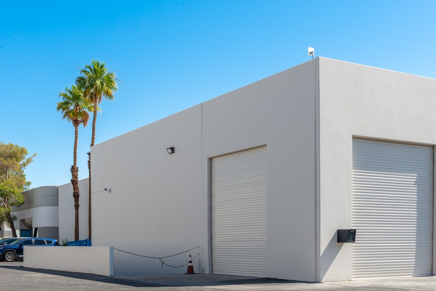 1045 Palms Airport Dr, Las Vegas, NV à louer - Photo de l’immeuble – Image 3 sur 6