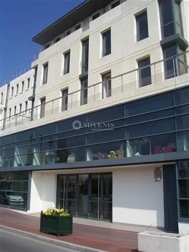 Local d’activités dans Maisons-Laffitte à louer - Photo de l’immeuble – Image 3 sur 12