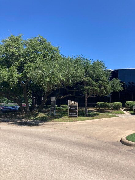 1345 River Bend Dr, Dallas, TX à louer - Photo de l’immeuble – Image 3 sur 12
