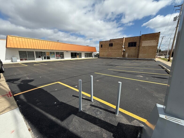 704 E Kensington Rd, Arlington Heights, IL à louer - Photo de l’immeuble – Image 1 sur 2