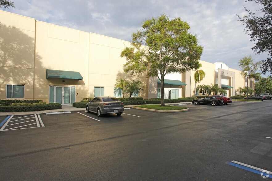 15851 SW 41st St, Davie, FL à louer - Photo de l’immeuble – Image 3 sur 6