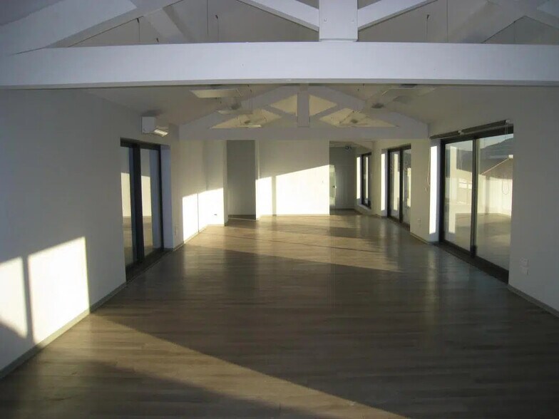 Bureau dans Aubagne à louer - Photo de l’immeuble – Image 1 sur 7