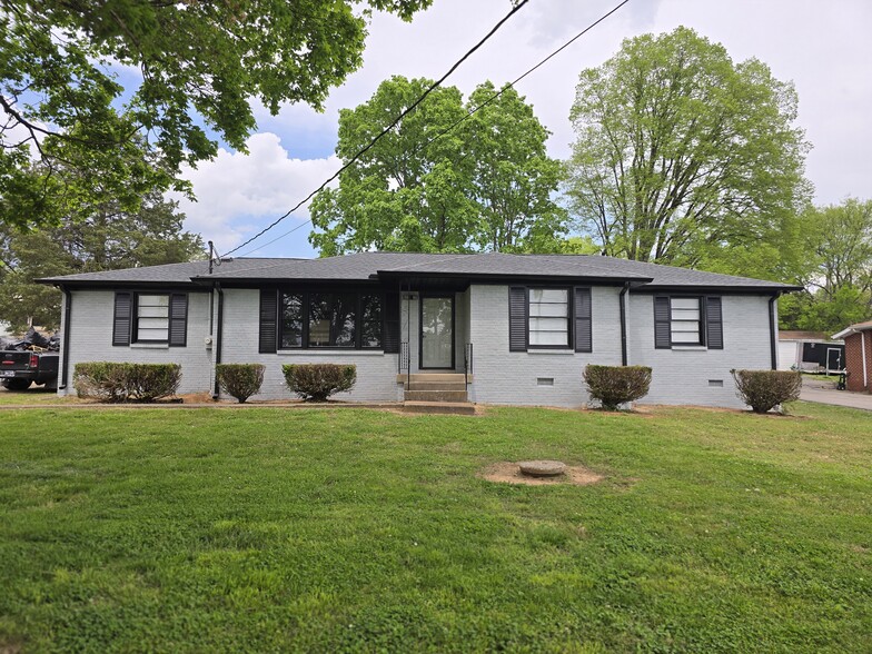 10515 Lebanon Rd, Mt Juliet, TN à louer - Photo de l’immeuble – Image 1 sur 4