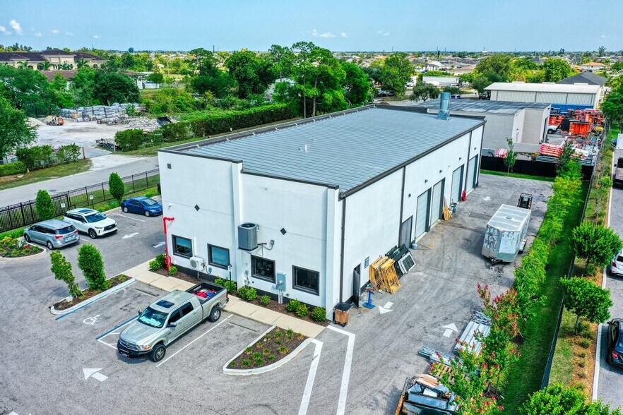 329 NE 3rd Ave, Cape Coral, FL à vendre - Photo de l’immeuble – Image 2 sur 9