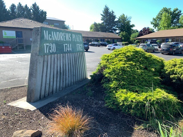 1744 E Mcandrews Rd, Medford, OR à vendre - Photo de l’immeuble – Image 2 sur 3