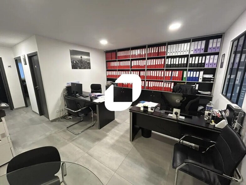 Local d’activités dans Brie-Comte-Robert à louer - Photo de l’immeuble – Image 2 sur 5