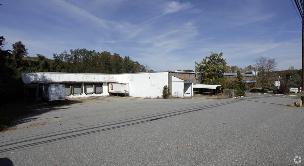 179 Merrimon Ave, Weaverville, NC à louer - Photo principale – Image 1 sur 20