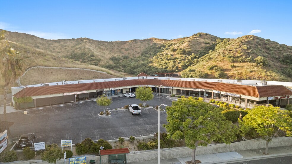 28200 Bouquet Canyon Rd, Santa Clarita, CA à louer - Photo de l’immeuble – Image 2 sur 19