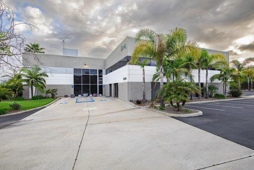 9670 Waples St, San Diego, CA à louer - Photo de l’immeuble – Image 2 sur 7