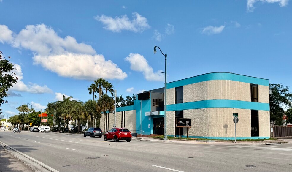 3090 SW 8th St, Miami, FL à louer - Photo de l’immeuble – Image 1 sur 46