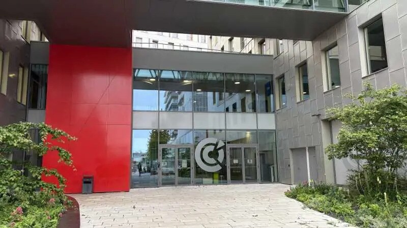 Bureau dans Fleury-les-Aubrais à louer - Photo de l’immeuble – Image 2 sur 8