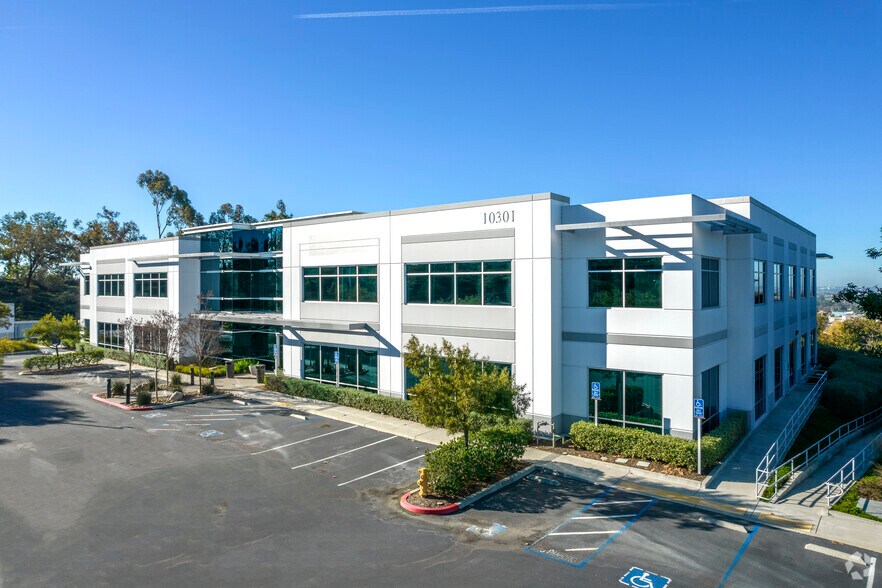 10301 Meanley Dr, San Diego, CA à louer - Photo de l’immeuble – Image 1 sur 7