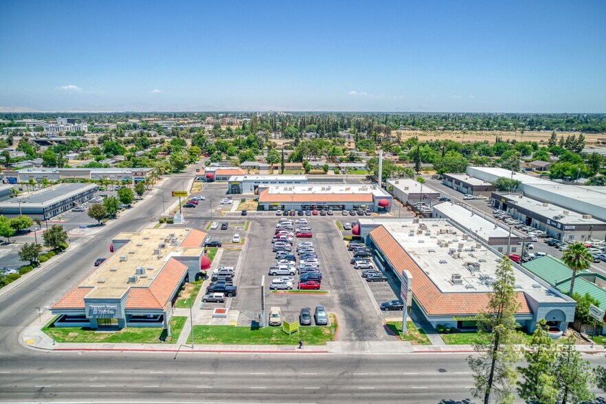 6650 N Blackstone Ave, Fresno, CA à louer - Photo principale – Image 1 sur 3