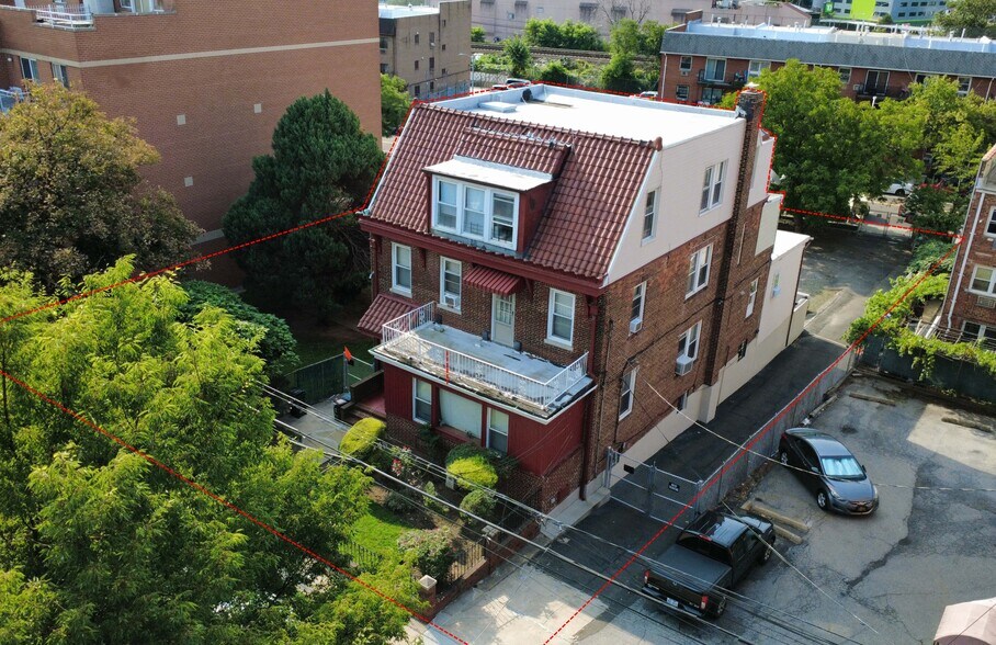 7814 46th Ave, Elmhurst, NY à vendre - Photo de l’immeuble – Image 2 sur 4
