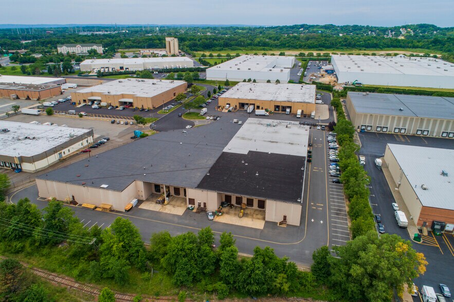 300 McGaw Dr, Edison, NJ à vendre - Photo de l’immeuble – Image 3 sur 9