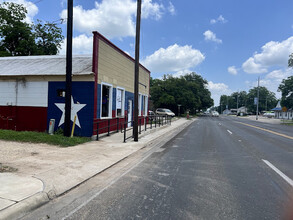205 NE Loop 230, Smithville, TX à louer Photo de l’immeuble– Image 2 sur 9