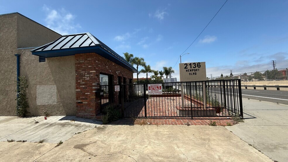2136 Newport Blvd, Costa Mesa, CA à louer - Photo de l’immeuble – Image 1 sur 15
