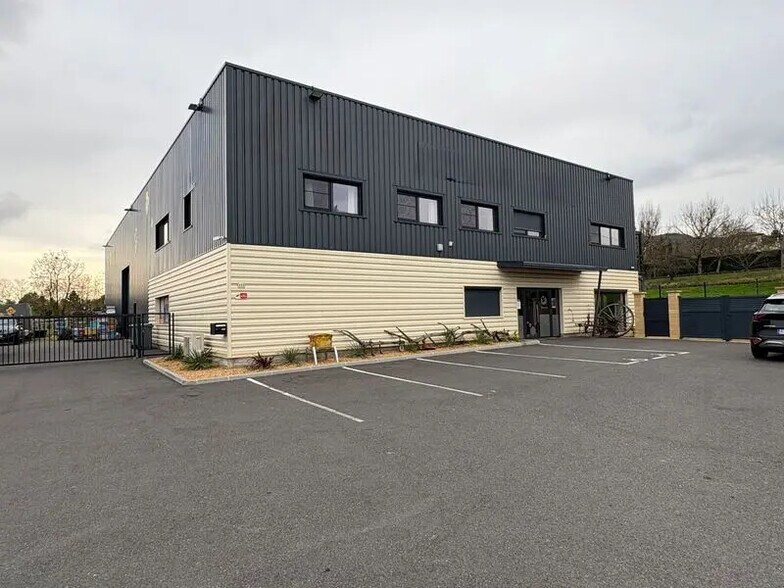 Local d'activités dans Chasselay à vendre - Photo de l’immeuble – Image 2 sur 14