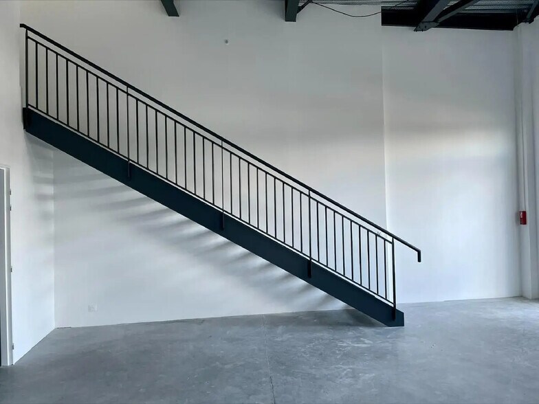 Local d'activités dans Marines à vendre - Photo de l’immeuble – Image 1 sur 8