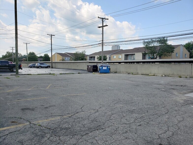 408 Oliver St, Troy, MI à louer - Photo de l’immeuble – Image 3 sur 11