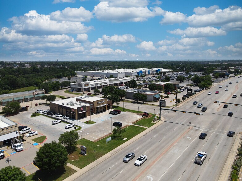 1842 Precinct Line Rd, Hurst, TX à vendre - Photo de l’immeuble – Image 3 sur 4