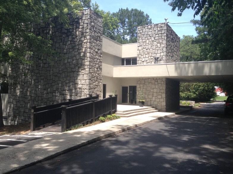 3700 Longview Dr, Chamblee, GA à louer - Photo de l’immeuble – Image 2 sur 4