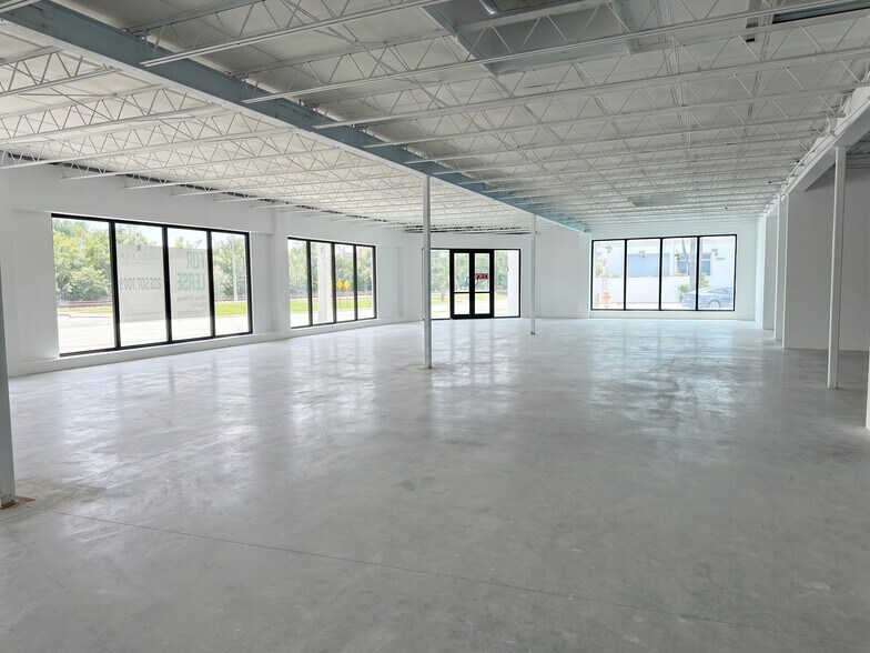 5570 NE 4th Ave, Miami, FL à louer - Photo de l’immeuble – Image 3 sur 6