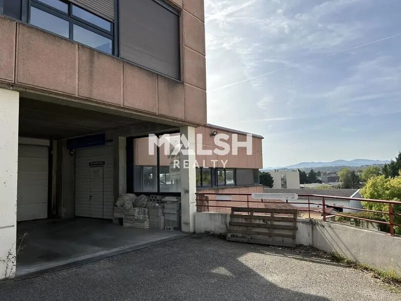 Local d'activités dans Brignais à vendre - Photo de l’immeuble – Image 2 sur 16