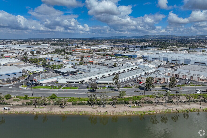 3911-3921 E La Palma Ave, Anaheim, CA à louer - Aérien – Image 2 sur 11